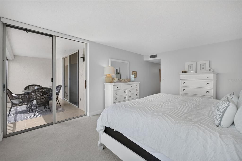 For Sale: $975,000 (2 beds, 2 baths, 1336 Square Feet)