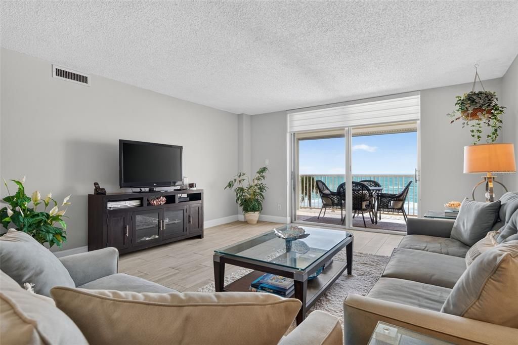 For Sale: $975,000 (2 beds, 2 baths, 1336 Square Feet)