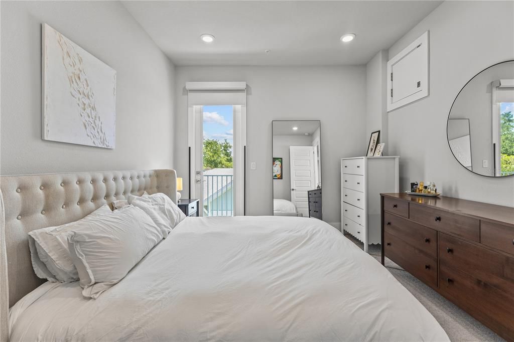 For Sale: $799,000 (3 beds, 3 baths, 2434 Square Feet)