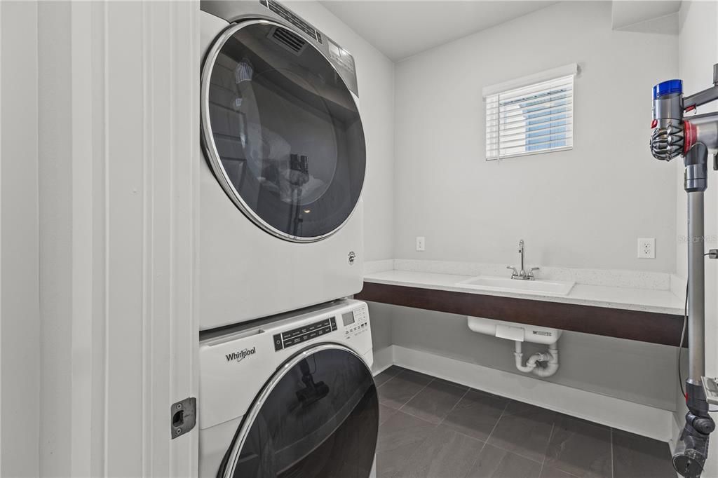 For Sale: $799,000 (3 beds, 3 baths, 2434 Square Feet)