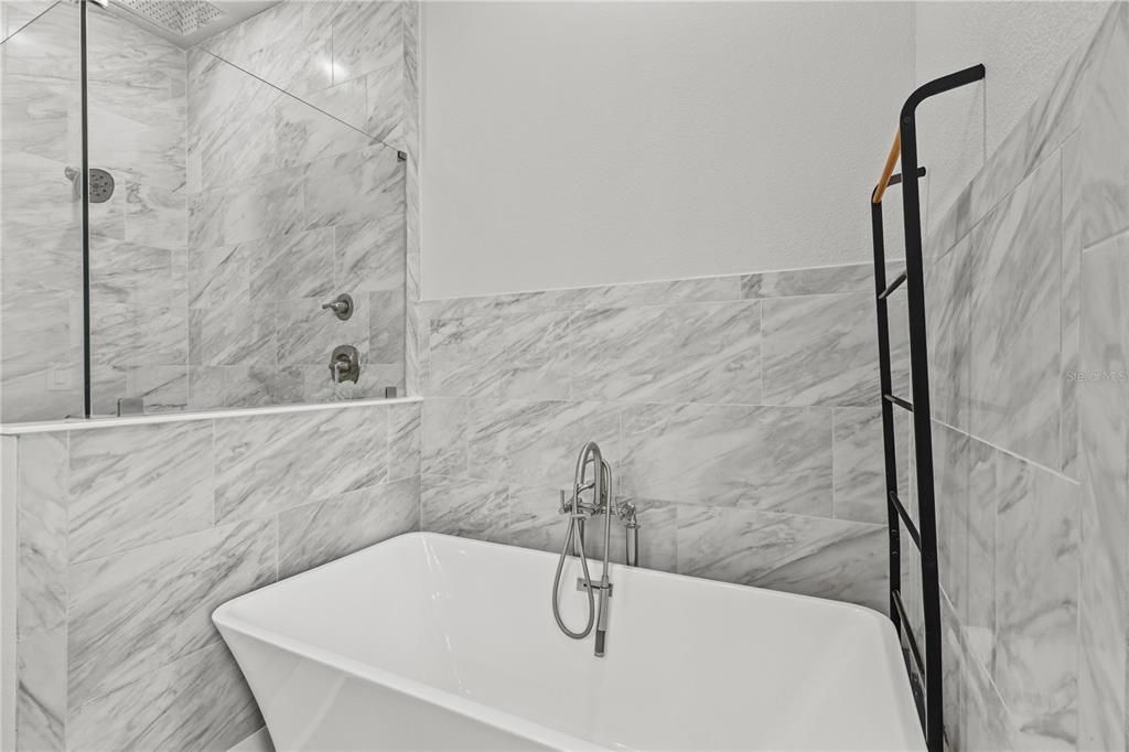 For Sale: $799,000 (3 beds, 3 baths, 2434 Square Feet)