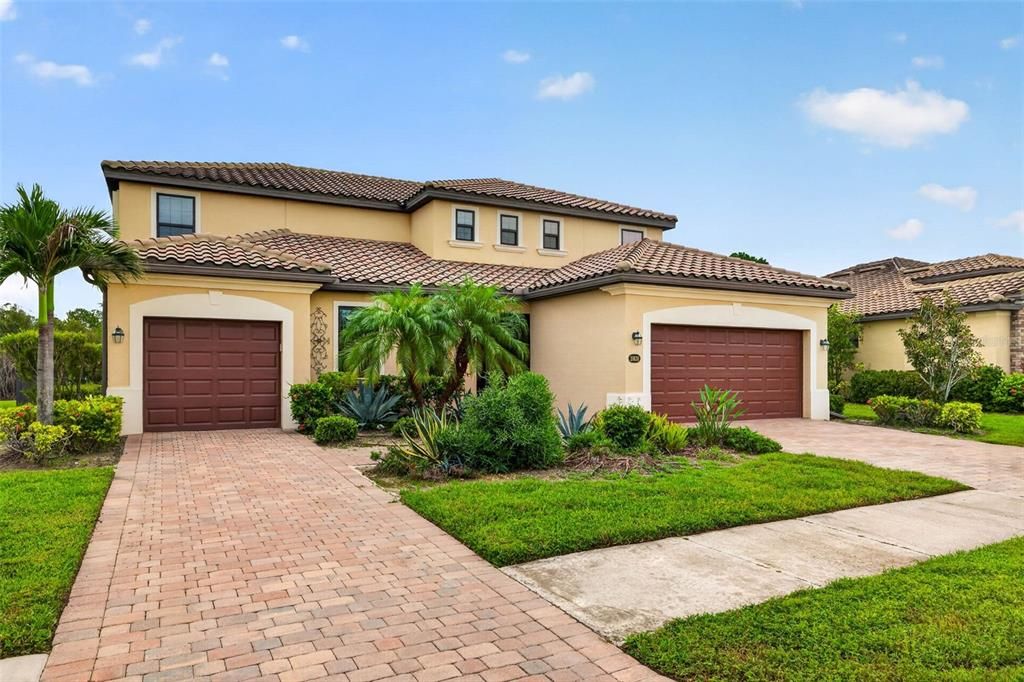 For Sale: $799,000 (6 beds, 4 baths, 3905 Square Feet)