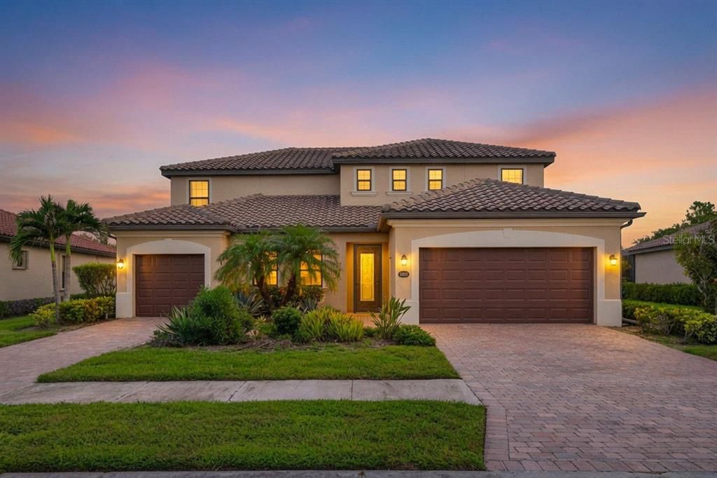 For Sale: $799,000 (6 beds, 4 baths, 3905 Square Feet)