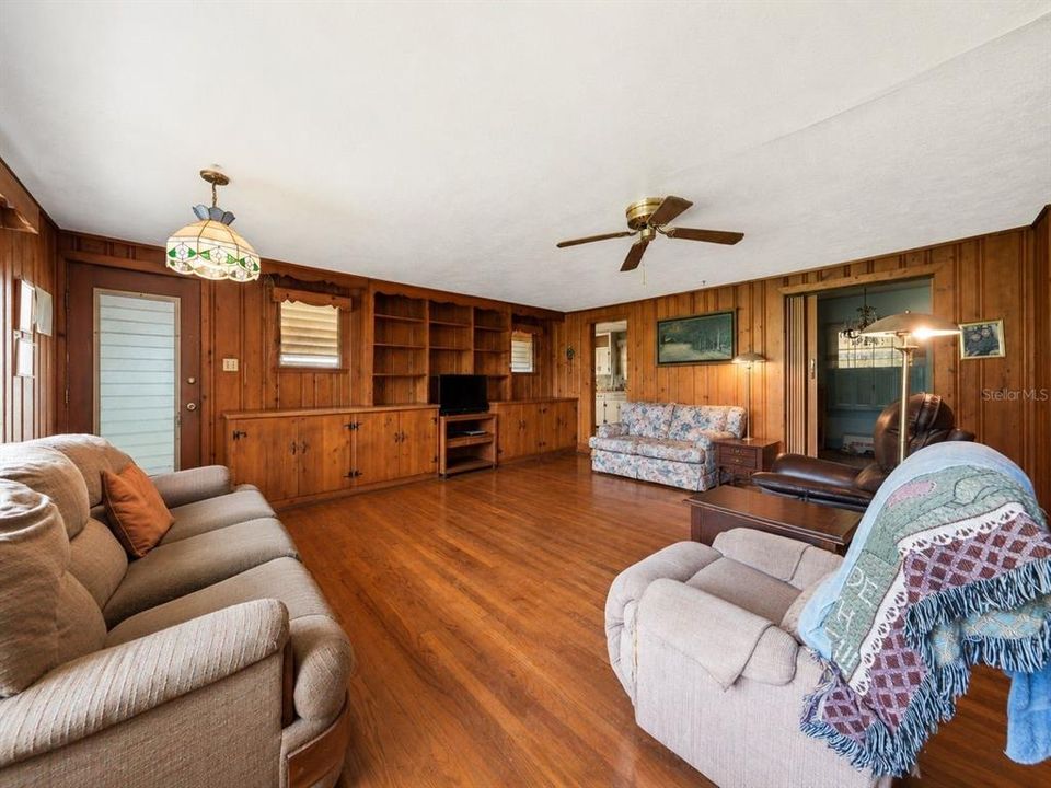 For Sale: $198,000 (3 beds, 1 baths, 1832 Square Feet)