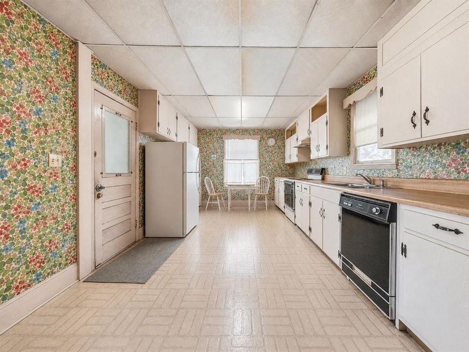 For Sale: $198,000 (3 beds, 1 baths, 1832 Square Feet)