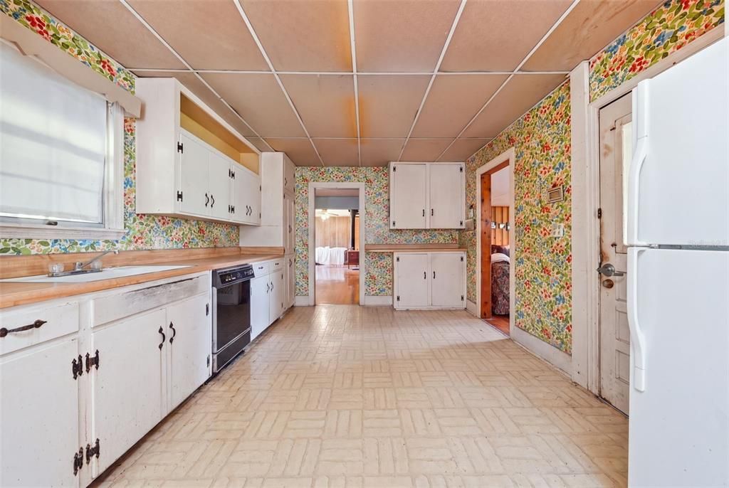 For Sale: $198,000 (3 beds, 1 baths, 1832 Square Feet)