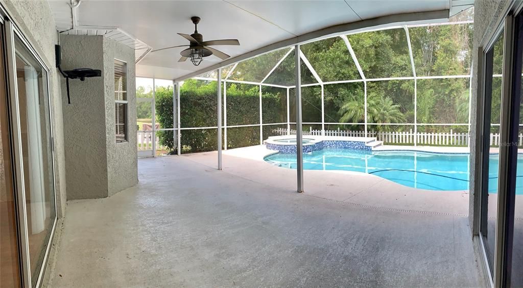 For Sale: $589,900 (4 beds, 2 baths, 1956 Square Feet)