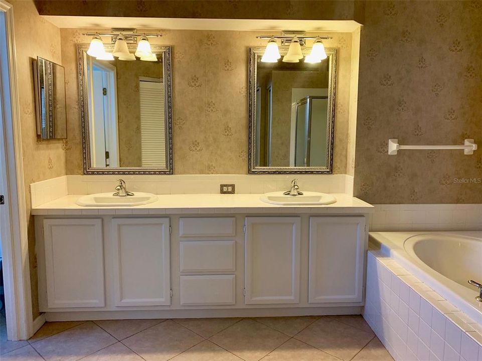 For Sale: $589,900 (4 beds, 2 baths, 1956 Square Feet)