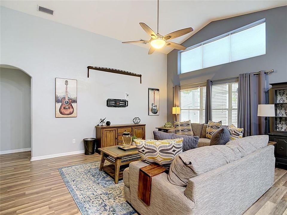 En Venta: $375,000 (4 camas, 3 baños, 2061 Pies cuadrados)