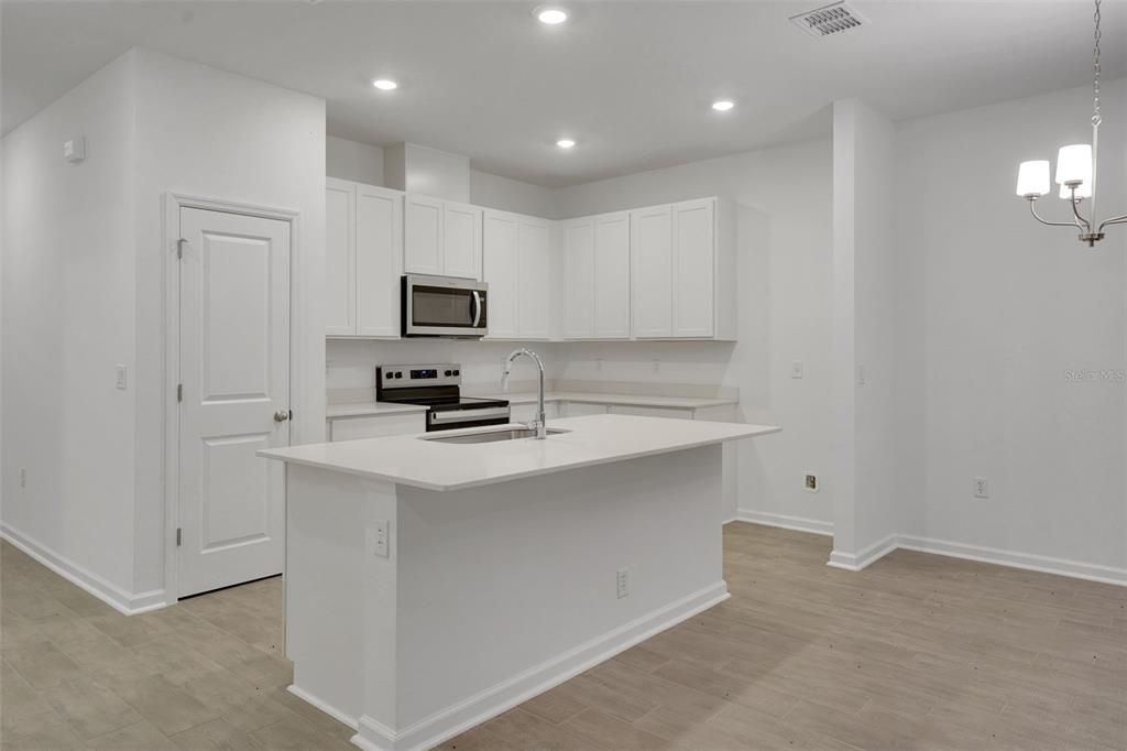 En Venta: $289,990 (4 camas, 2 baños, 1625 Pies cuadrados)