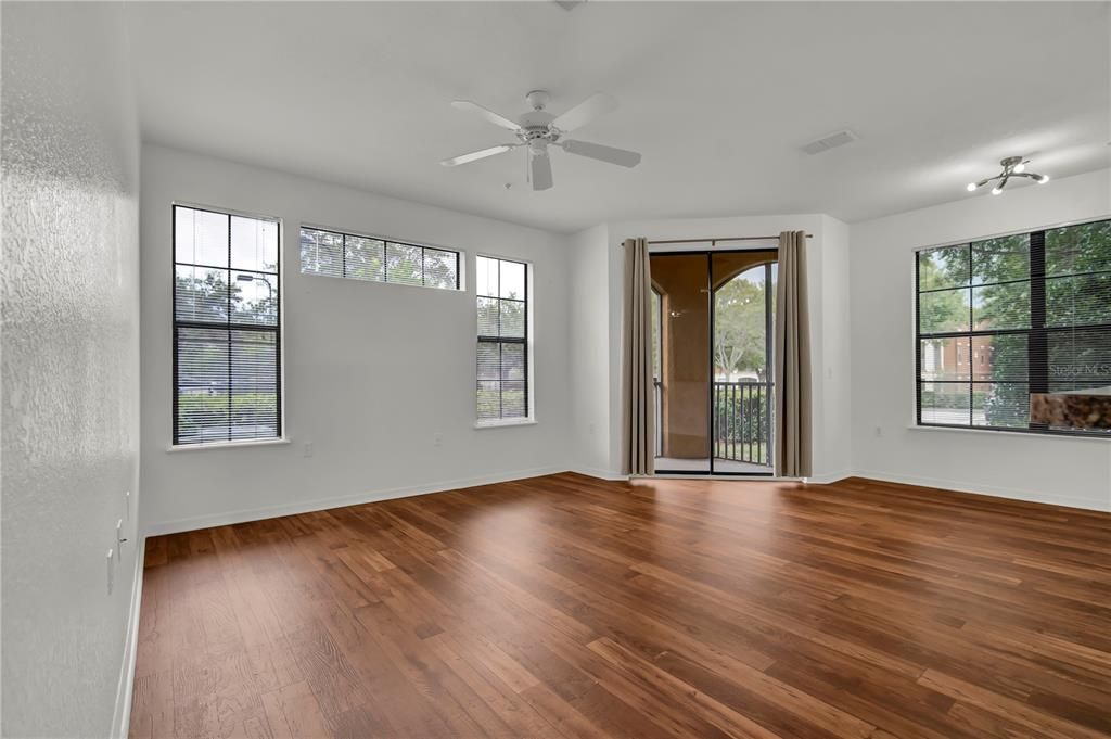 For Rent: $1,450 (1 beds, 1 baths, 750 Square Feet)
