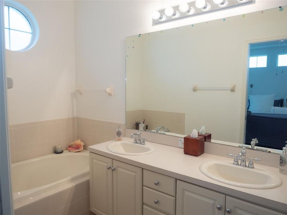 Activo con contrato: $399,000 (4 camas, 2 baños, 1795 Pies cuadrados)