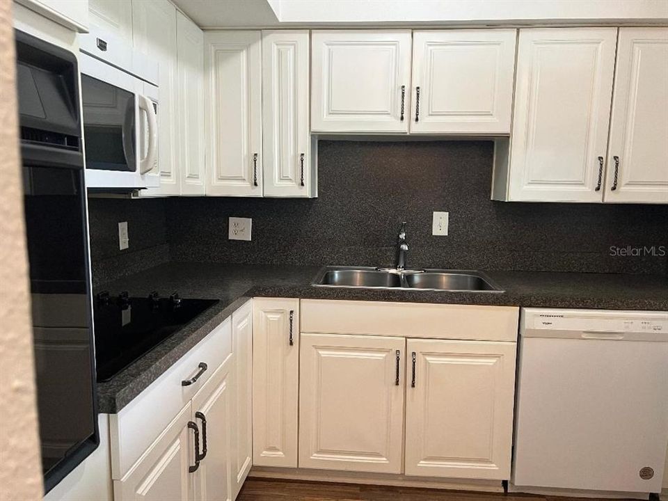 For Sale: $115,900 (1 beds, 1 baths, 825 Square Feet)