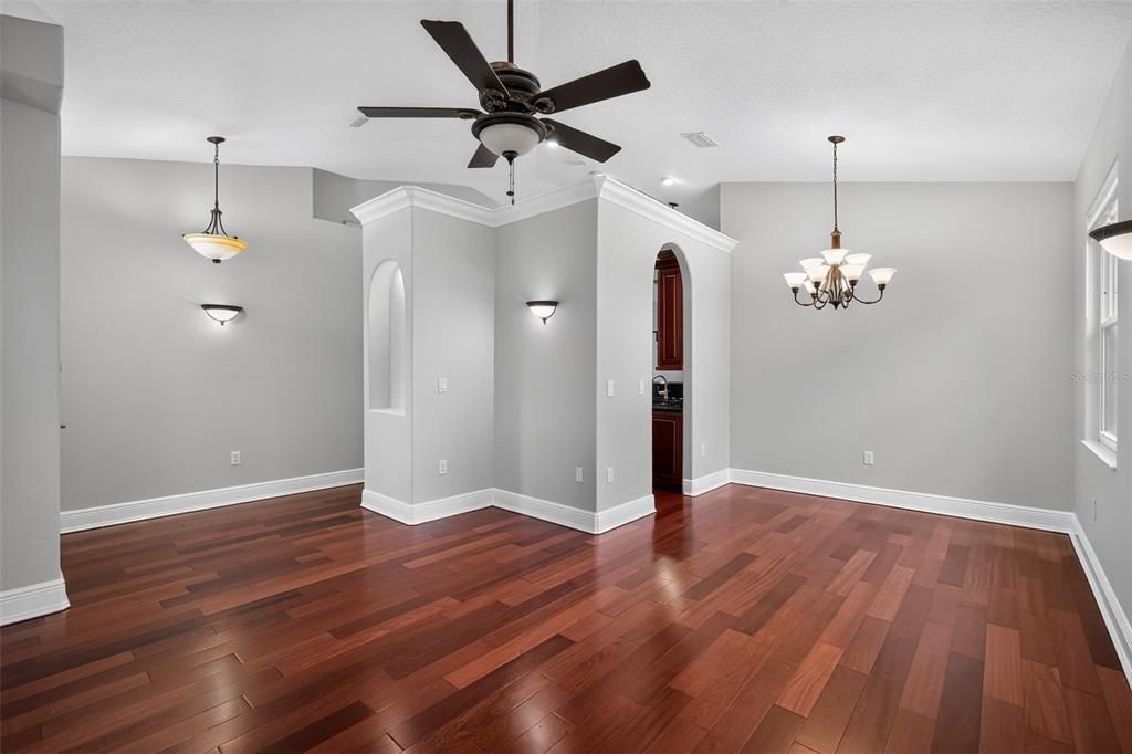 Activo con contrato: $380,000 (3 camas, 2 baños, 1530 Pies cuadrados)