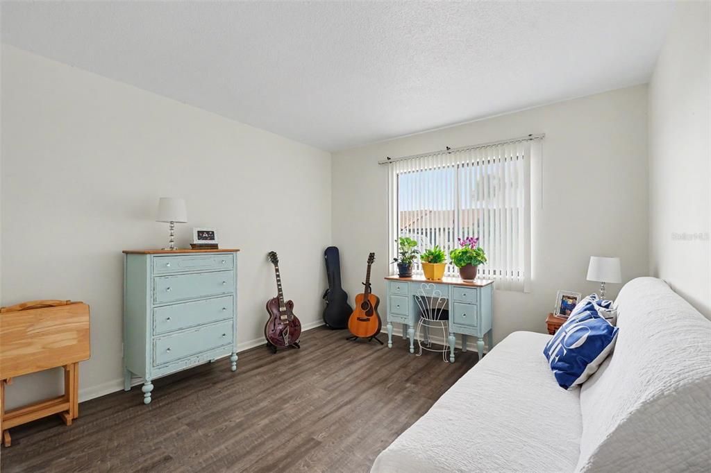 For Sale: $209,500 (2 beds, 1 baths, 958 Square Feet)