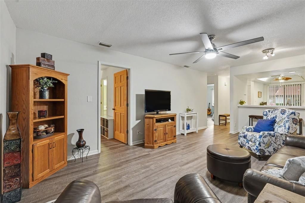 For Sale: $209,500 (2 beds, 1 baths, 958 Square Feet)