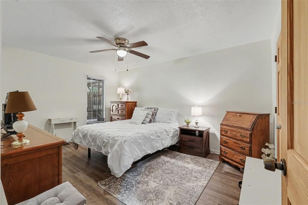 For Sale: $209,500 (2 beds, 1 baths, 958 Square Feet)