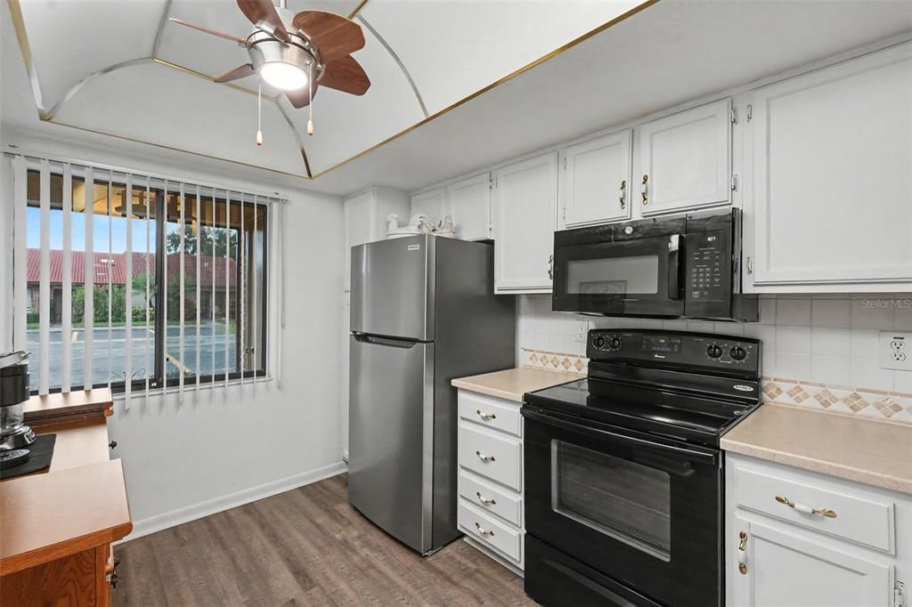 For Sale: $209,500 (2 beds, 1 baths, 958 Square Feet)