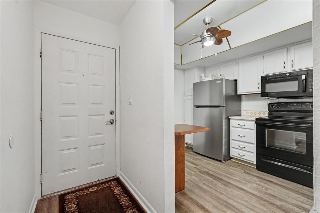 For Sale: $209,500 (2 beds, 1 baths, 958 Square Feet)