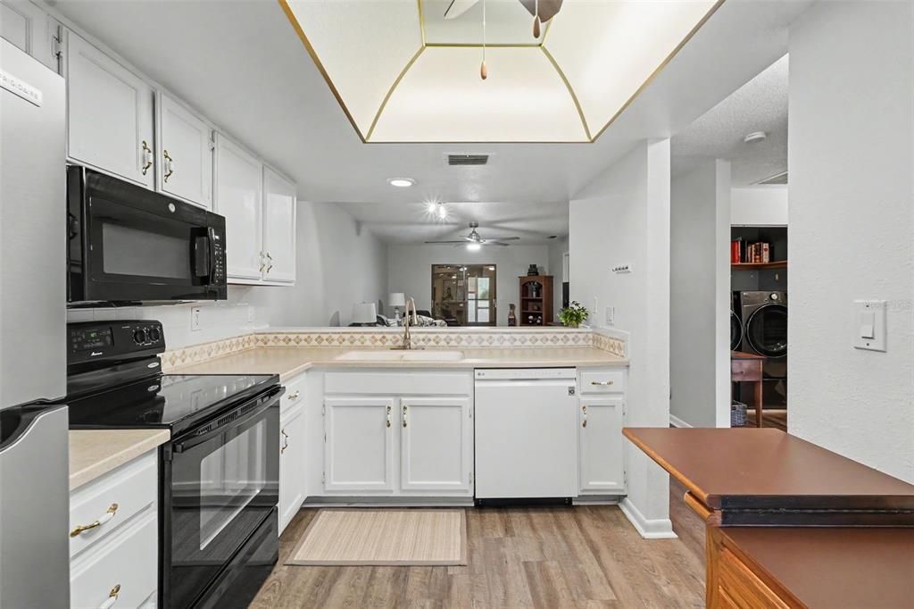 For Sale: $209,500 (2 beds, 1 baths, 958 Square Feet)