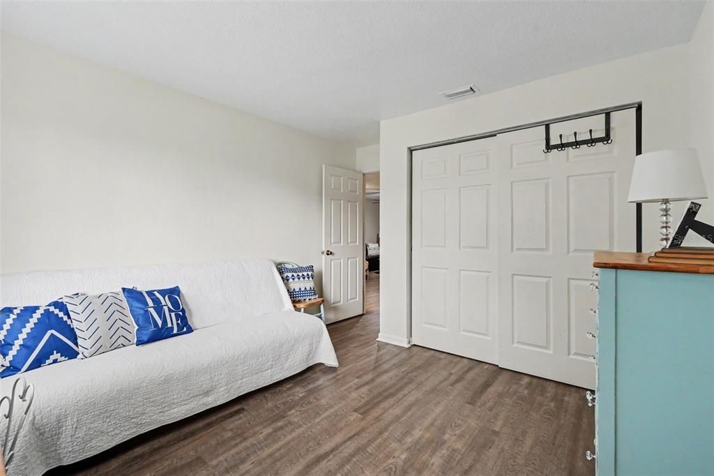 For Sale: $209,500 (2 beds, 1 baths, 958 Square Feet)