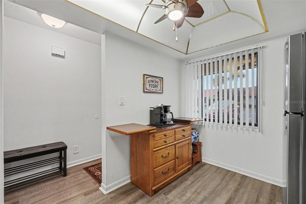For Sale: $209,500 (2 beds, 1 baths, 958 Square Feet)