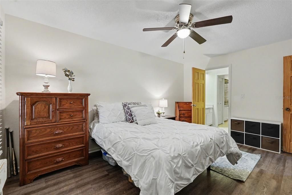 For Sale: $209,500 (2 beds, 1 baths, 958 Square Feet)