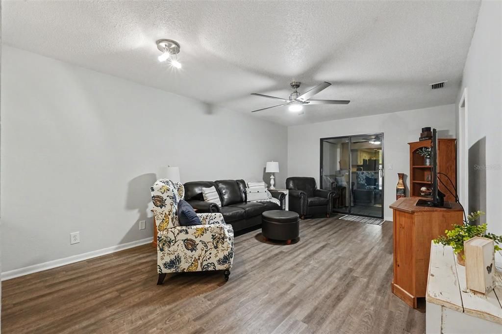 For Sale: $209,500 (2 beds, 1 baths, 958 Square Feet)