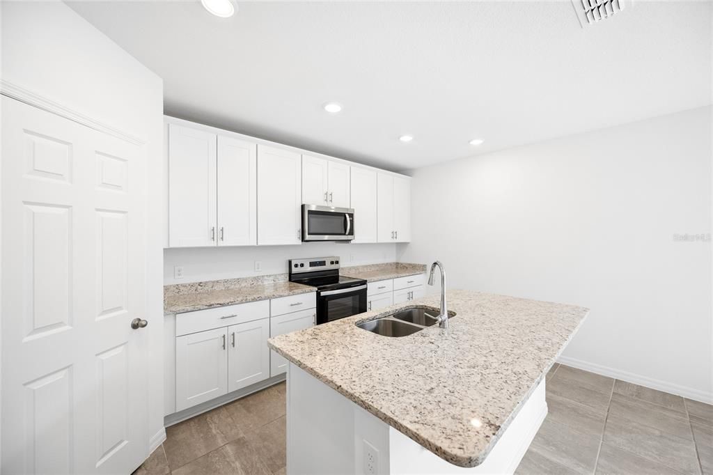 В аренду: $2,350 (4 спален, 2 ванн, 2343 Квадратных фут)