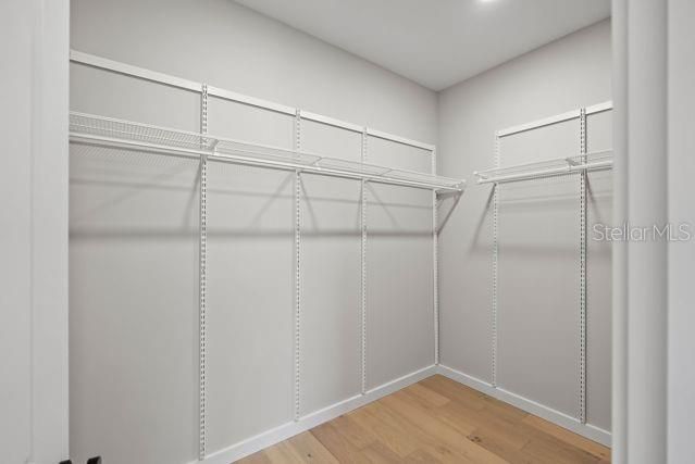Activo con contrato: $850,000 (4 camas, 3 baños, 2340 Pies cuadrados)