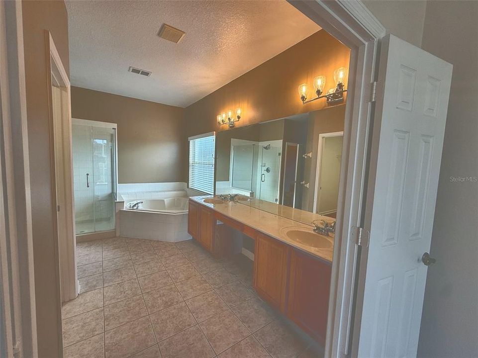 For Sale: $799,000 (5 beds, 2 baths, 3114 Square Feet)