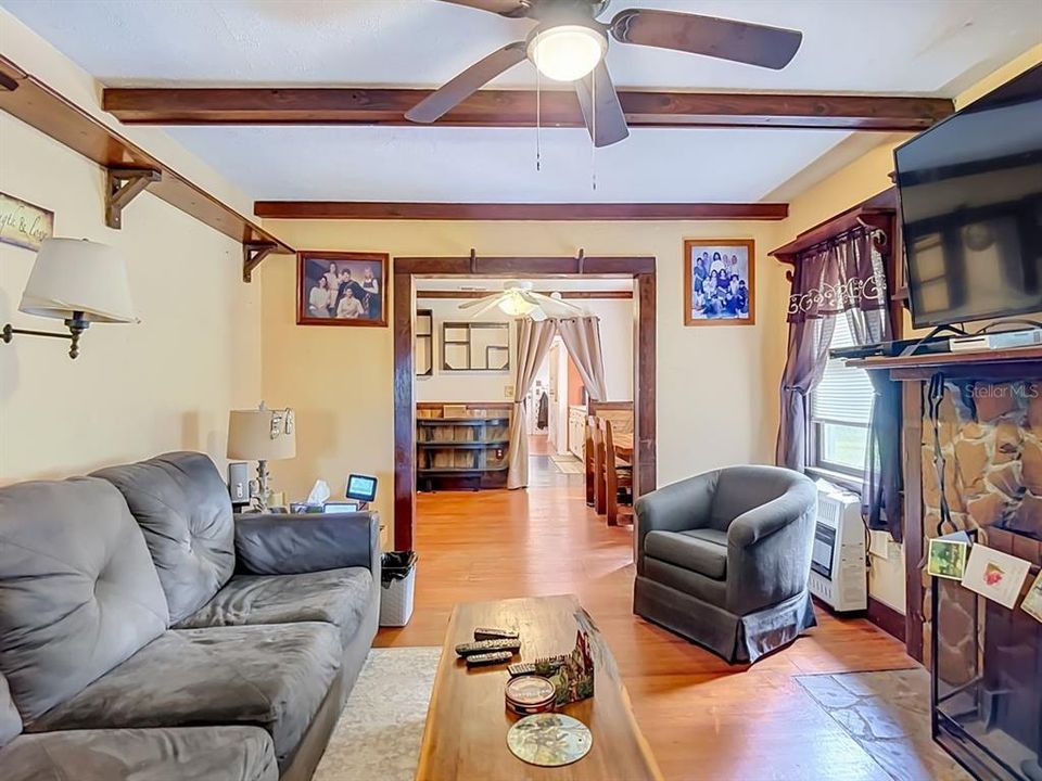 En Venta: $349,000 (4 camas, 2 baños, 1524 Pies cuadrados)