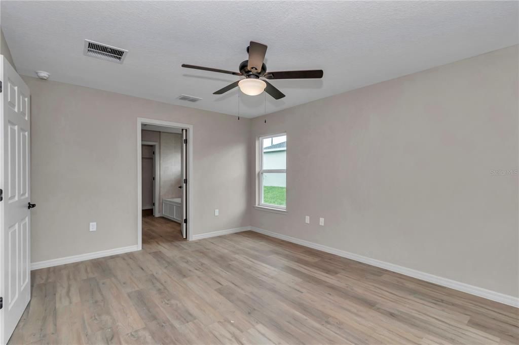 For Sale: $299,900 (4 beds, 2 baths, 1747 Square Feet)