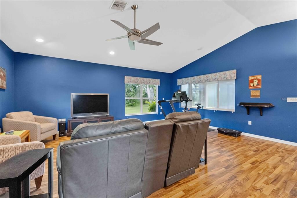 For Sale: $999,000 (5 beds, 4 baths, 3290 Square Feet)
