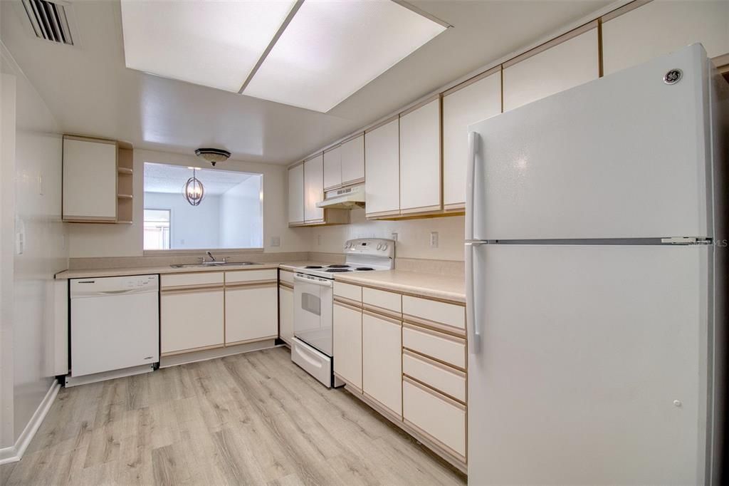 На продажу: $134,999 (2 спален, 2 ванн, 1068 Квадратных фут)
