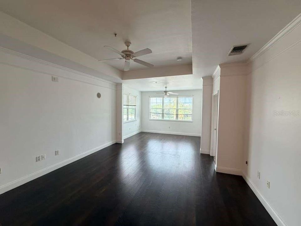 For Rent: $1,550 (1 beds, 1 baths, 945 Square Feet)