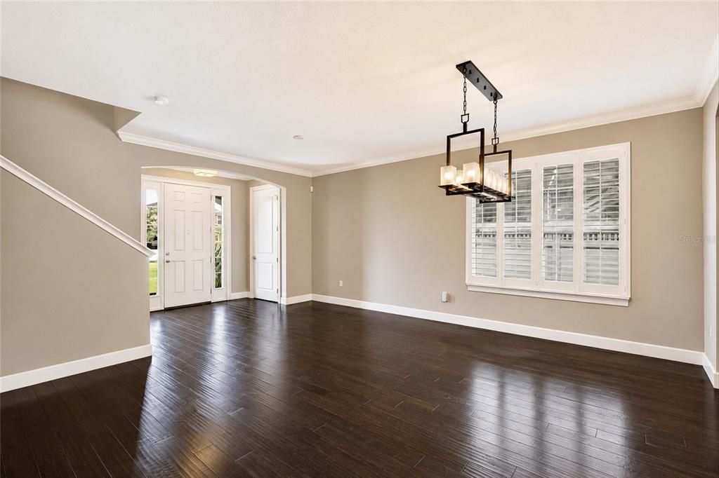 Activo con contrato: $645,000 (4 camas, 3 baños, 3331 Pies cuadrados)