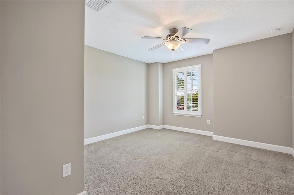 Activo con contrato: $645,000 (4 camas, 3 baños, 3331 Pies cuadrados)