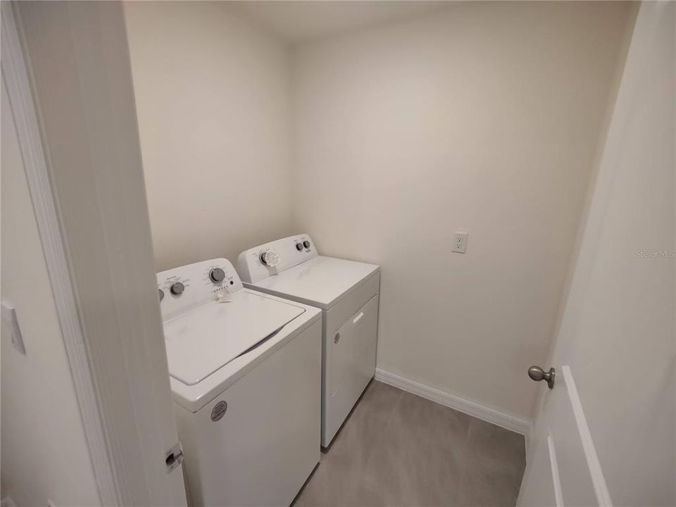 For Rent: $1,999 (4 beds, 2 baths, 1832 Square Feet)