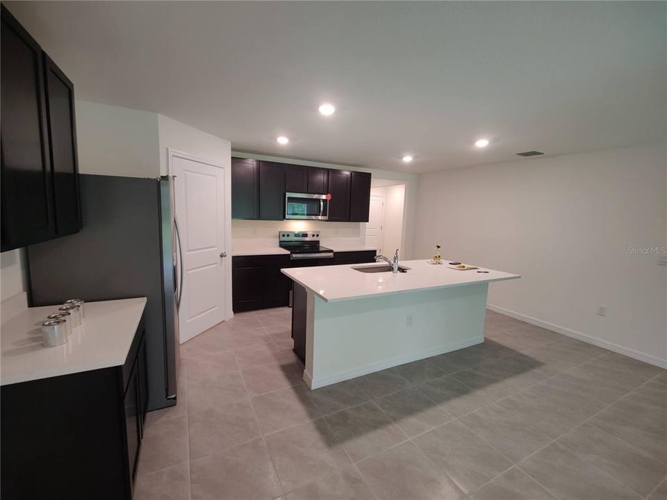 For Rent: $1,999 (4 beds, 2 baths, 1832 Square Feet)