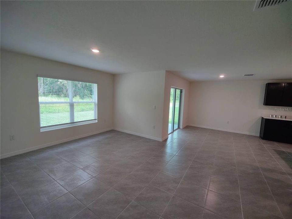 For Rent: $1,999 (4 beds, 2 baths, 1832 Square Feet)