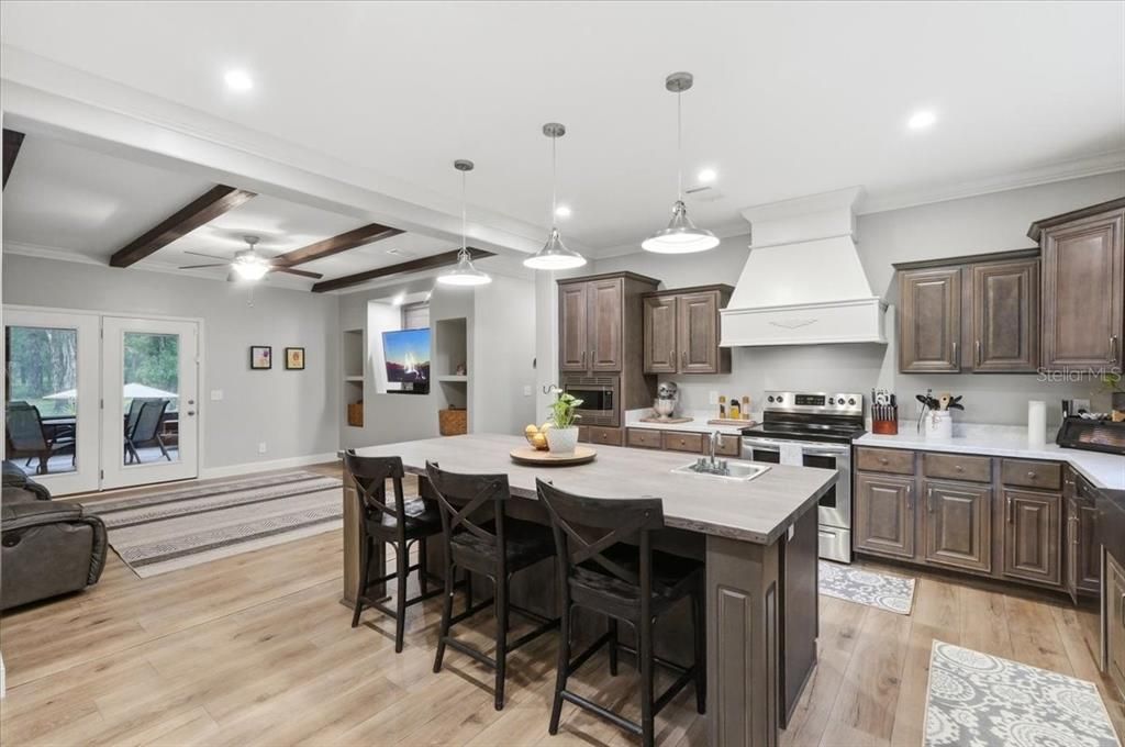 Activo con contrato: $599,999 (4 camas, 2 baños, 2280 Pies cuadrados)