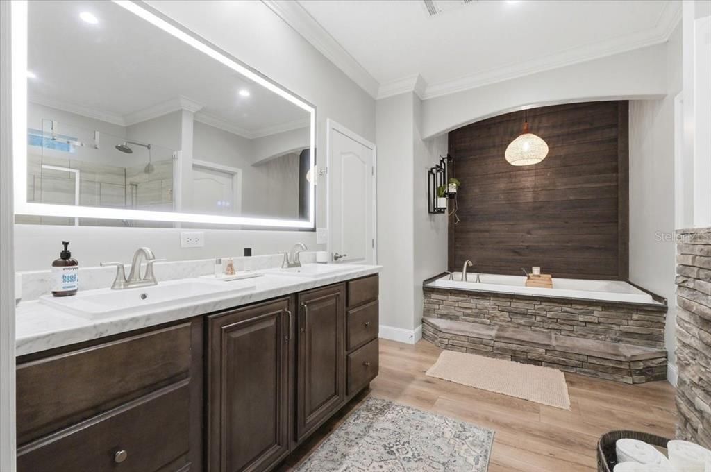Activo con contrato: $599,999 (4 camas, 2 baños, 2280 Pies cuadrados)