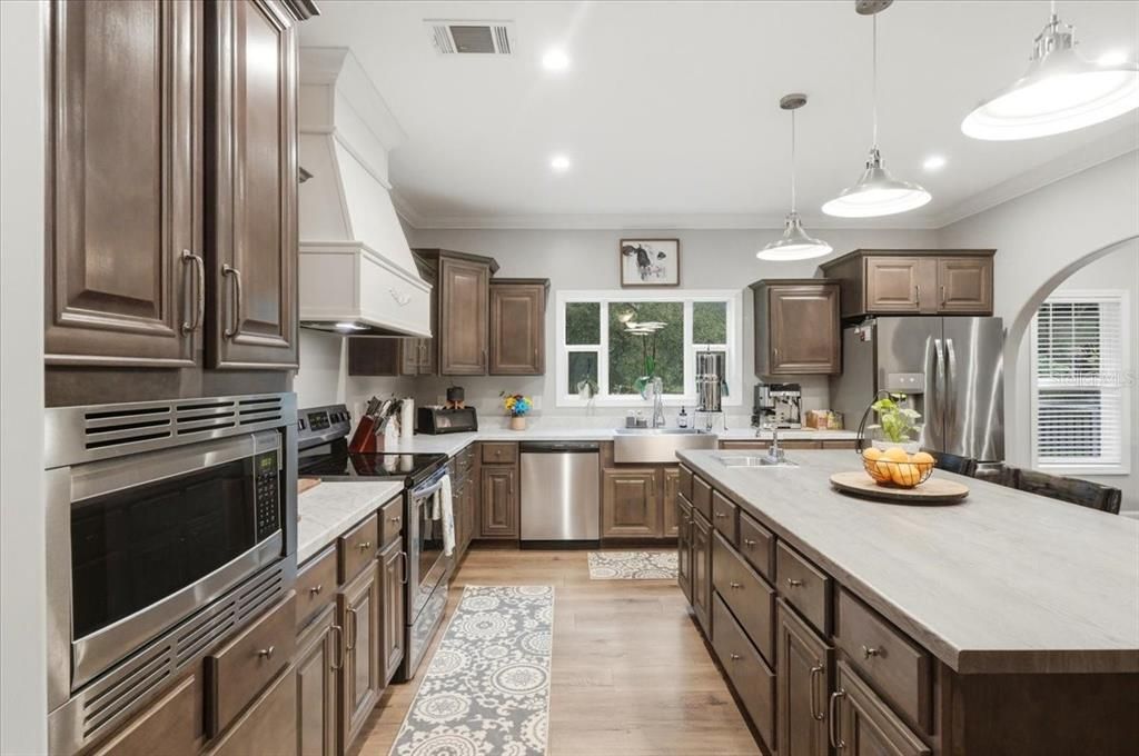 Activo con contrato: $599,999 (4 camas, 2 baños, 2280 Pies cuadrados)