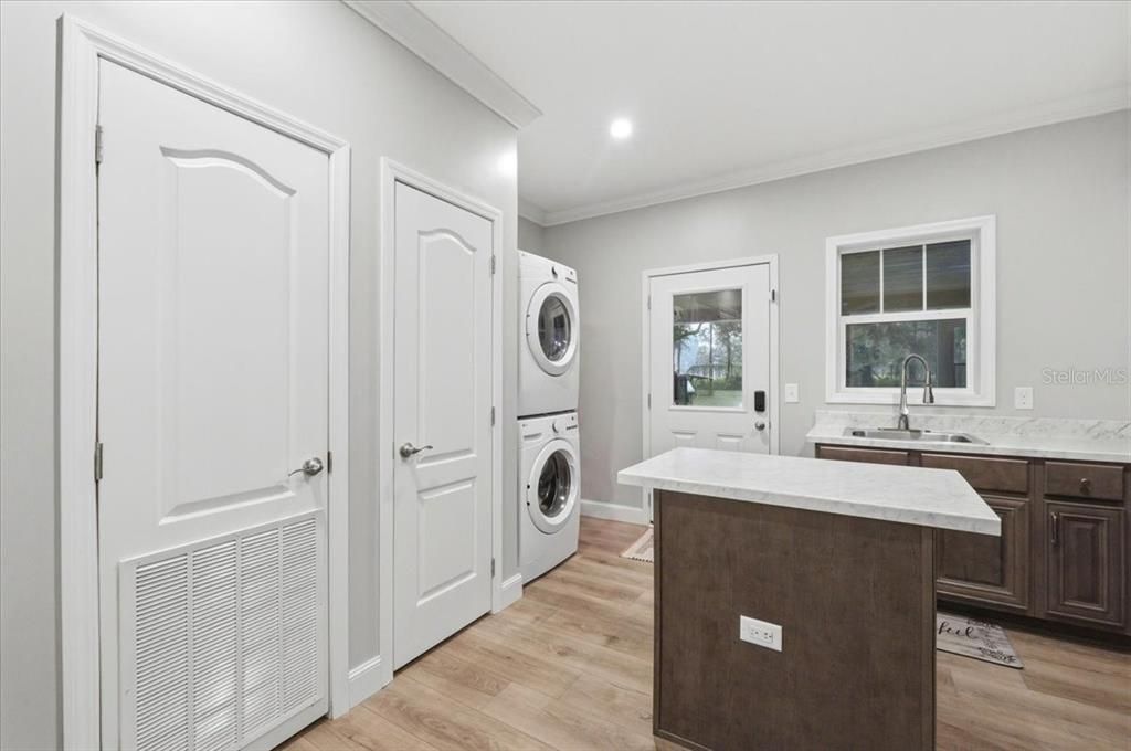 Activo con contrato: $599,999 (4 camas, 2 baños, 2280 Pies cuadrados)