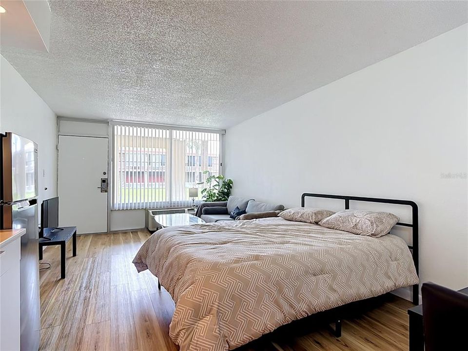 For Sale: $63,000 (1 beds, 1 baths, 300 Square Feet)