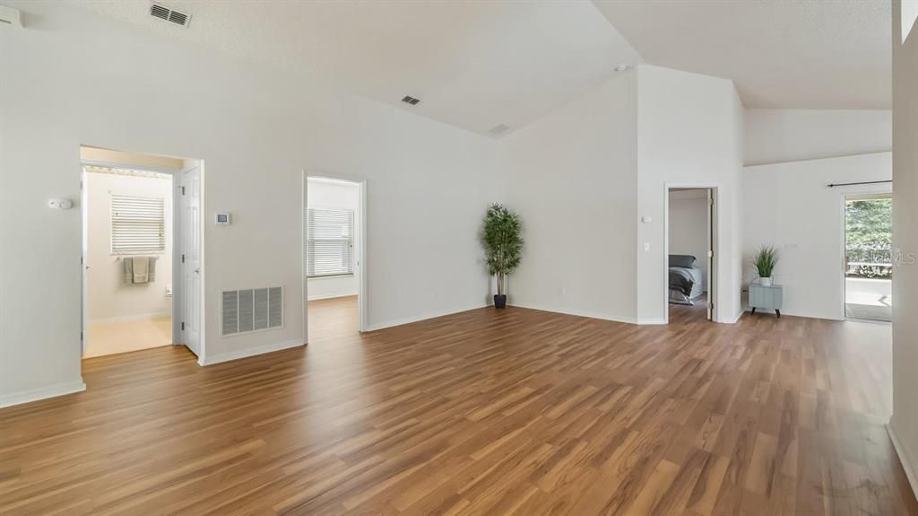 For Sale: $326,900 (2 beds, 2 baths, 1705 Square Feet)