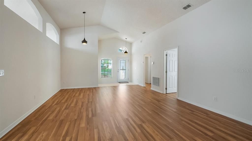 For Sale: $326,900 (2 beds, 2 baths, 1705 Square Feet)