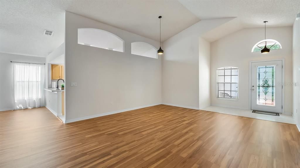 For Sale: $326,900 (2 beds, 2 baths, 1705 Square Feet)