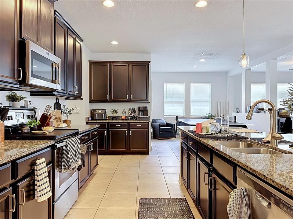 Activo con contrato: $429,000 (4 camas, 3 baños, 2763 Pies cuadrados)
